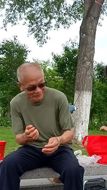 老大爷吃瓜,老大爷的夏日食瓜记