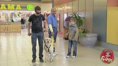 吃瓜路人恶搞小孩,网络恶搞现象引发社会关注